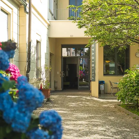 Youth Hostel *